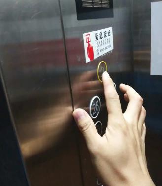 电梯紧急按钮工作原理是什么？