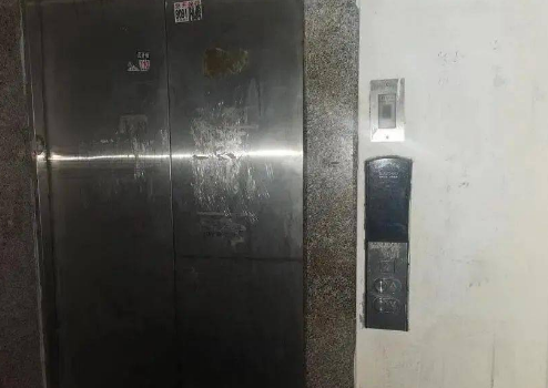 电梯突然停电怎么处理？
